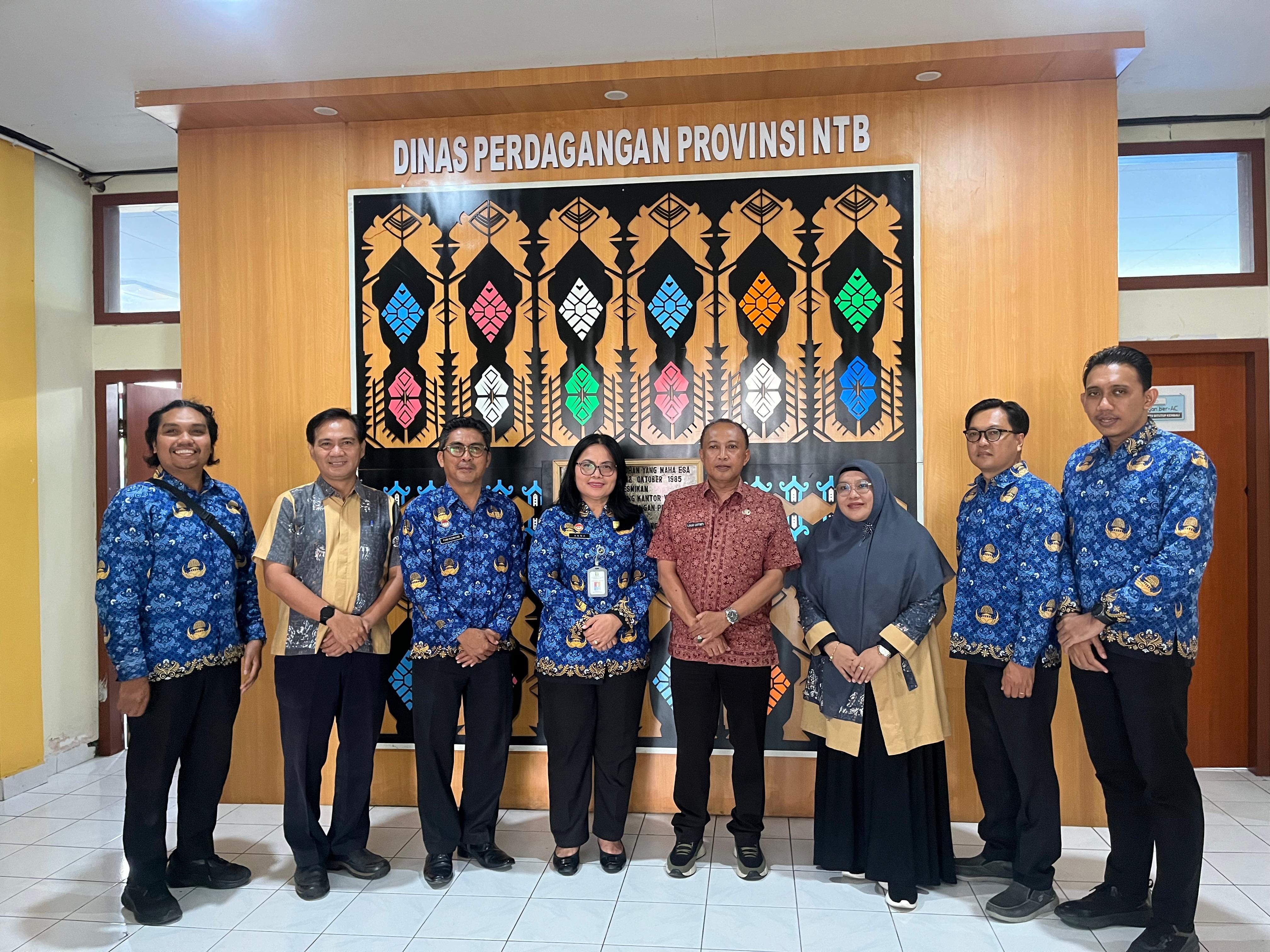 Kepala Divisi Pelayanan Hukum Kanwil Kemenkum NTB Anna Ernita berdialog dengan Sekretaris Disperindag Provinsi NTB dalam koordinasi percepatan perlindungan Kekayaan Intelektual bagi UMKM NTB.