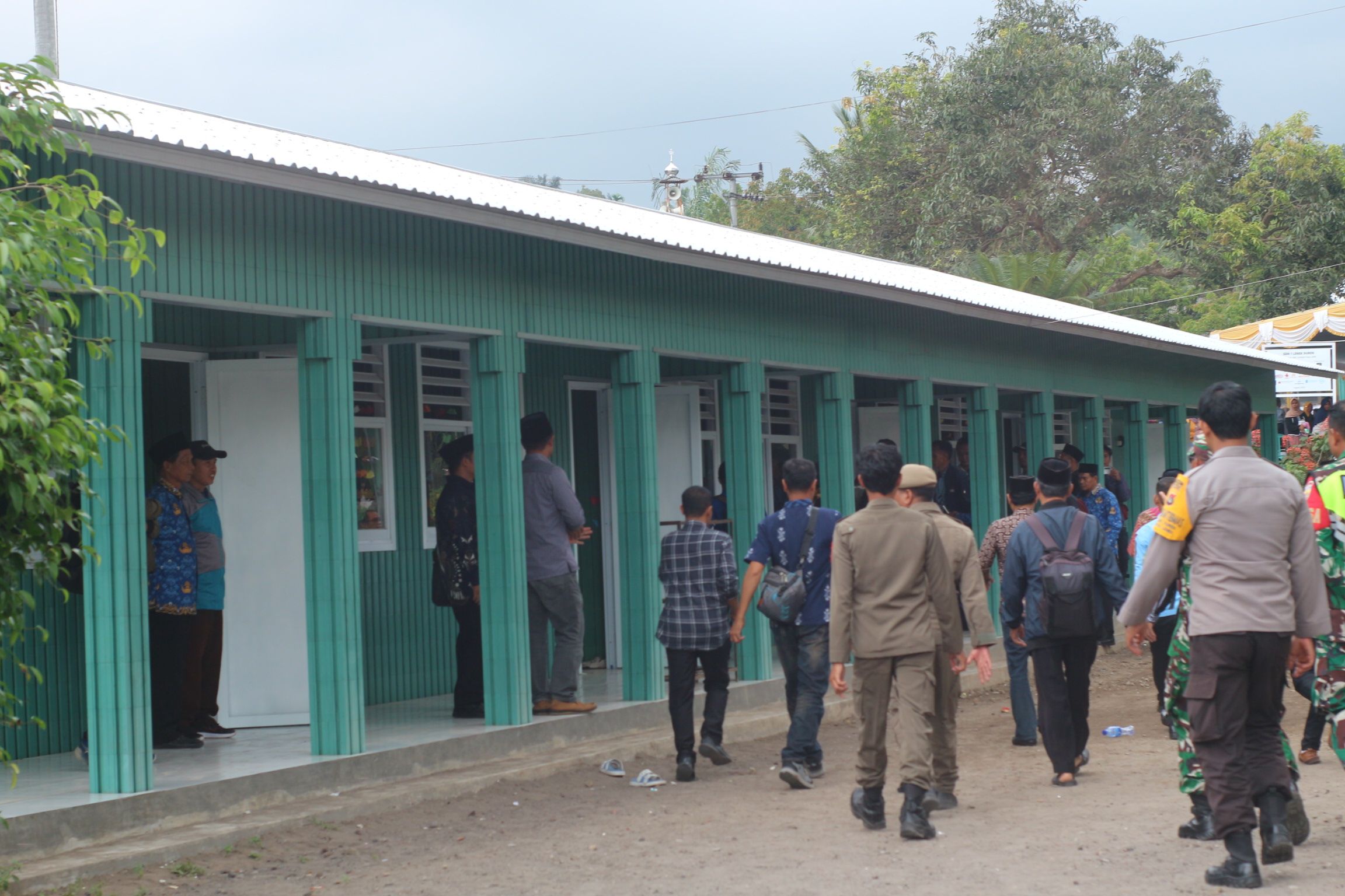 Bupati Lotim Haerul Warisin bersama Kepala Dinas Pendidikan dan Kebudayaan saat meresmikan bangunan sekolah di SDN 1 Lenek Duren, dari dana Revitalisasi Kemendikdasmen dan Happy Heart