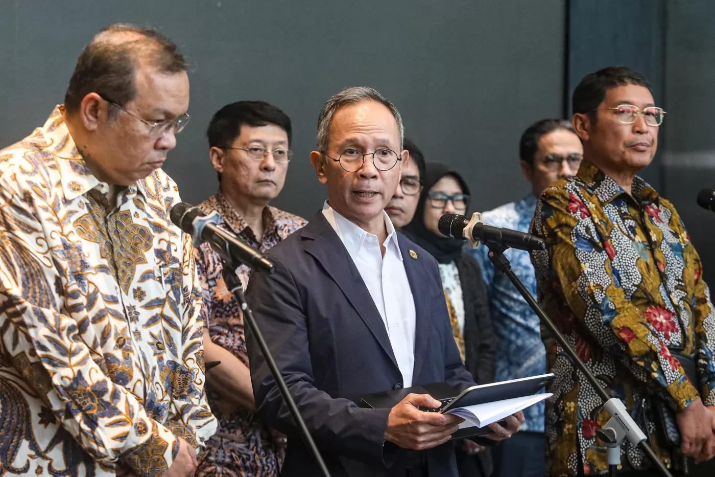 Ketua Dewan Komisioner OJK Mahendra Siregar (tengah) memberikan keterangan pers di Gedung Bursa Efek Indonesia, Jakarta, Kamis (29/1). (Salman Toyibi/Jawa Pos)