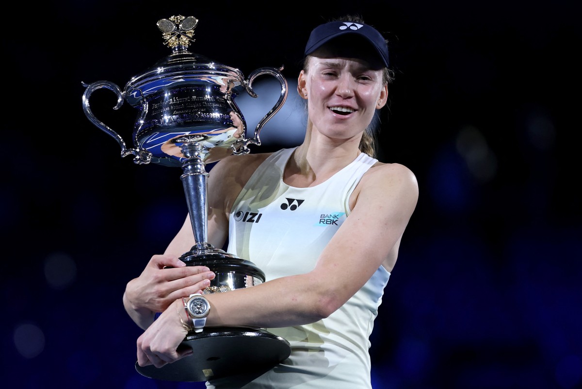 Elena Rybakina kalahkan Aryna Sabalenka tiga set dan juara Australian Open 2026, membalas luka final 2023 di Melbourne.