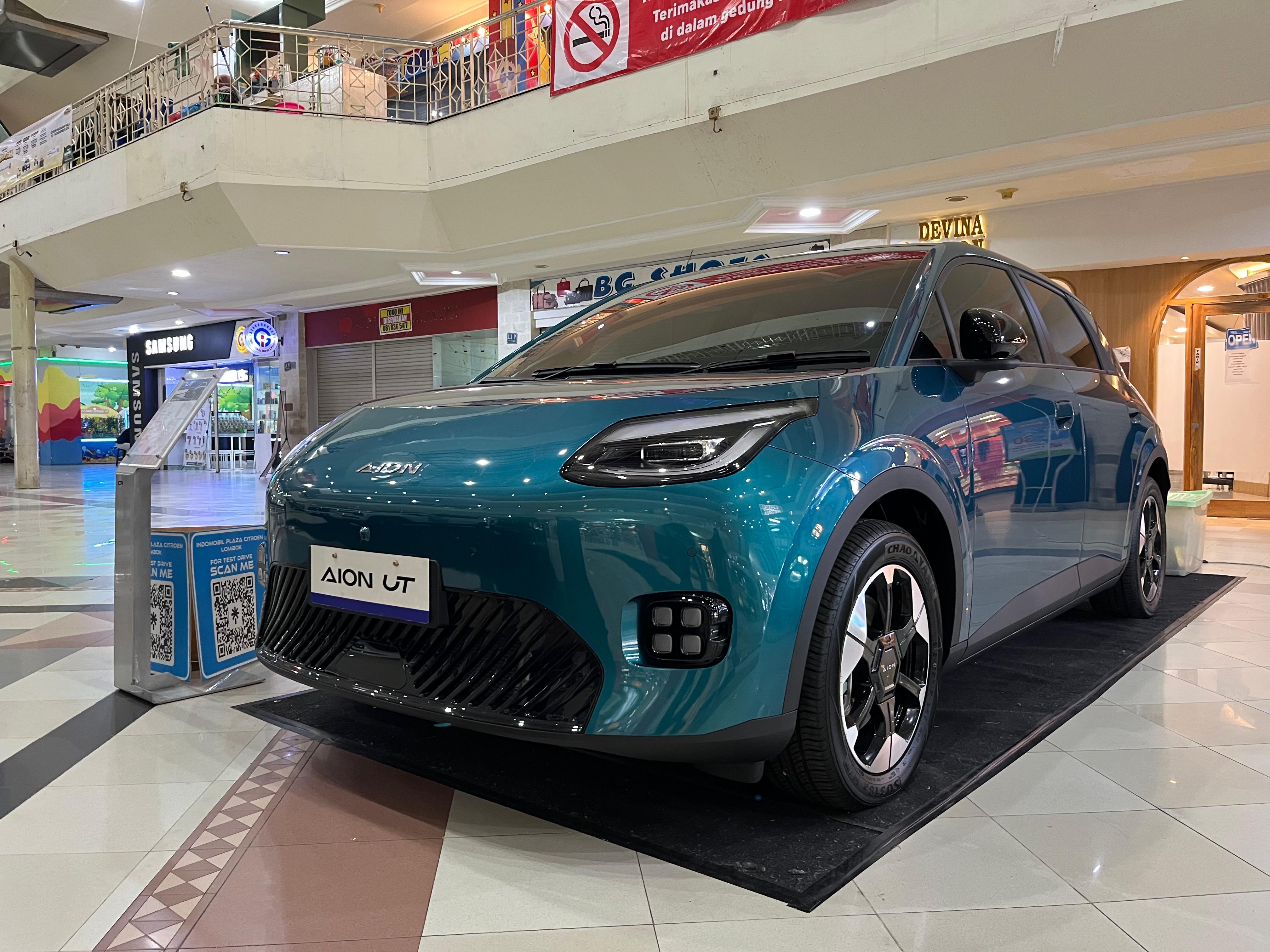 TAMPILAN MEWAH: Mobil GAC Aion UT yang ditampilkan di lantai dasar Mataram Mall, Kota Mataram, baru-baru ini.