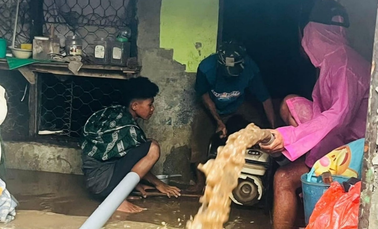 BENCANA: Warga berjuang menyedot air dari rumah mereka setelah hujan lebat, disertai kilat dan angin kencang melanda berbagai wilayah di Kabupaten Bima, Kamis (29/1).