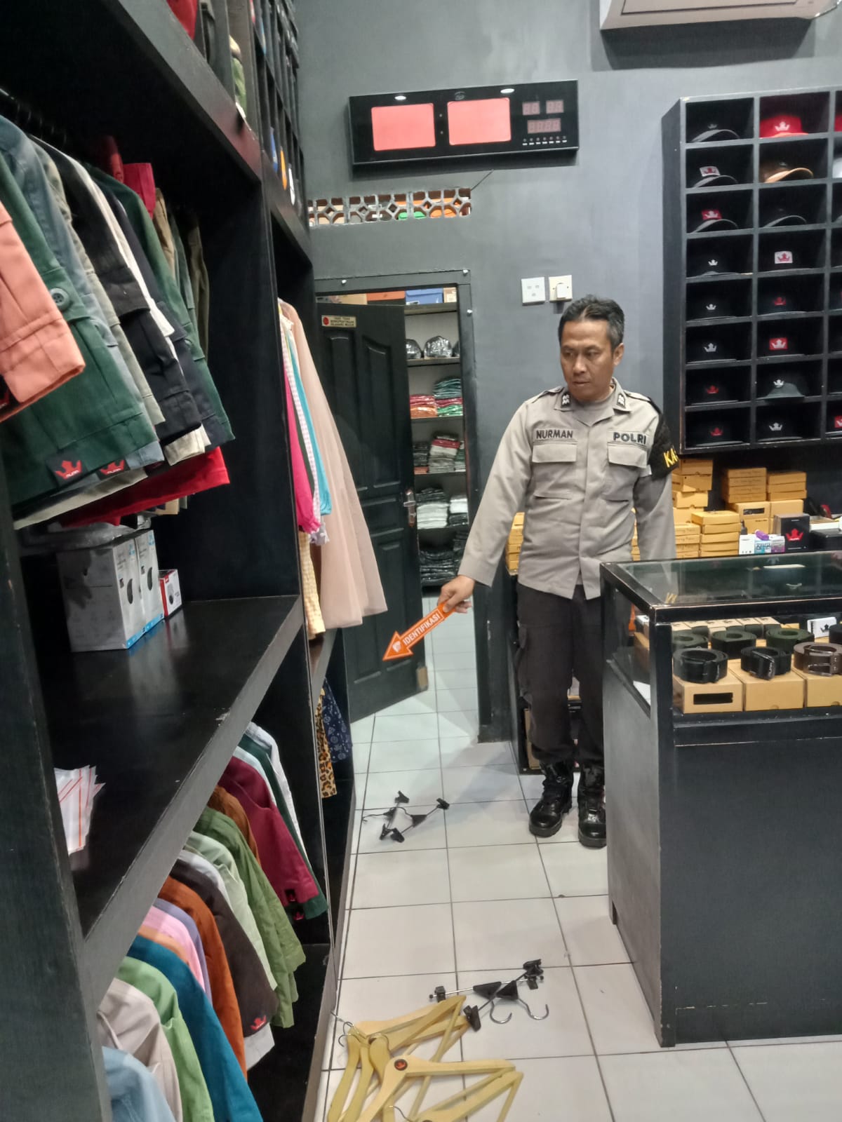 OLAH TKP: Polisi melakukan olah TKP di toko pakaian yang dibobol pelaku berinisial MI alias Indra, beberapa waktu lalu.