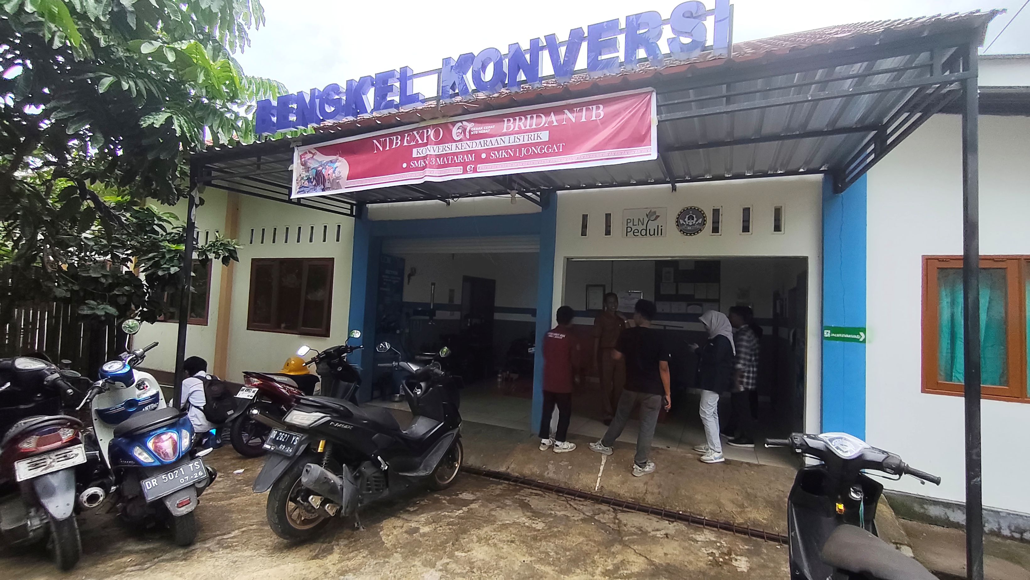 Kondisi gedung Bengkel Konversi SMKN 1 Jonggat, Lombok Tengah. Bengkel ini menjadi satu-satunya yang telah kantongi sertifikat resmi dari Kementerian Perhubungan Dirjen Perhubungan Darat.