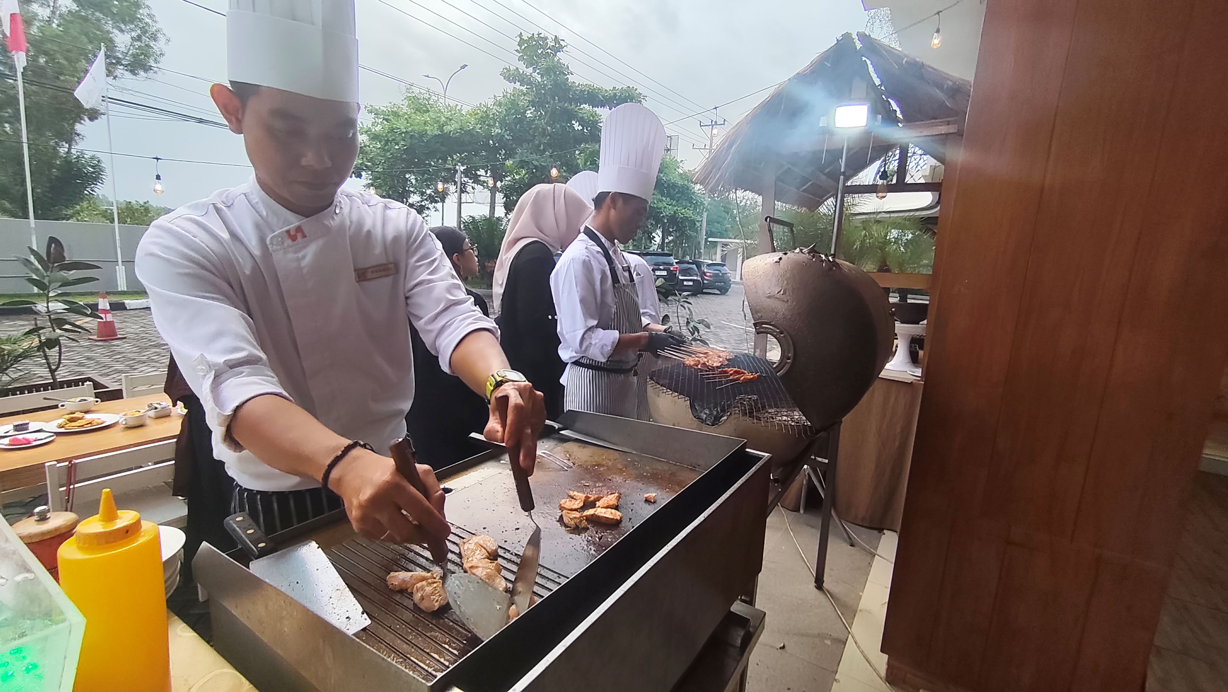 Chef hotel sajikan menu Jepang untuk berbuka puasa di Swiss-Belcourt Lombok, Desa Penujak, Pujut, Lombok Tengah, Jumat (30/1).