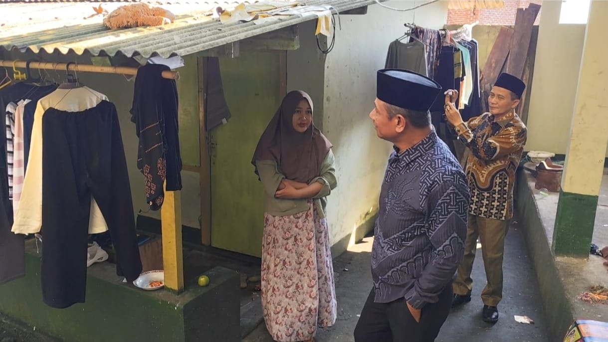 DUGAAN ASUSILA: Kepala Kemenag Lombok Timur Shulhi saat mengunjungi Pondok Pesantren di Kecamatan Sukamulia, yang diduga melakukan tindakan asusila kepada dua orang santriwatinya.