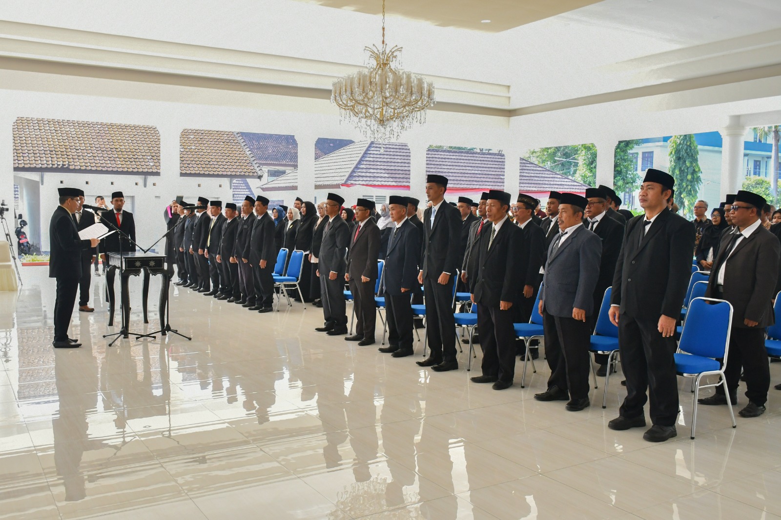 SUMPAH JABATAN: Wakil Bupati Lombok Timur Moh. Edwin Hadiwijaya saat mengambil sumpah jabatan para pegawai Administrator, pengawas dan Kepala UPTD Puskesmas saat dilantik di Pendopo Bupati.