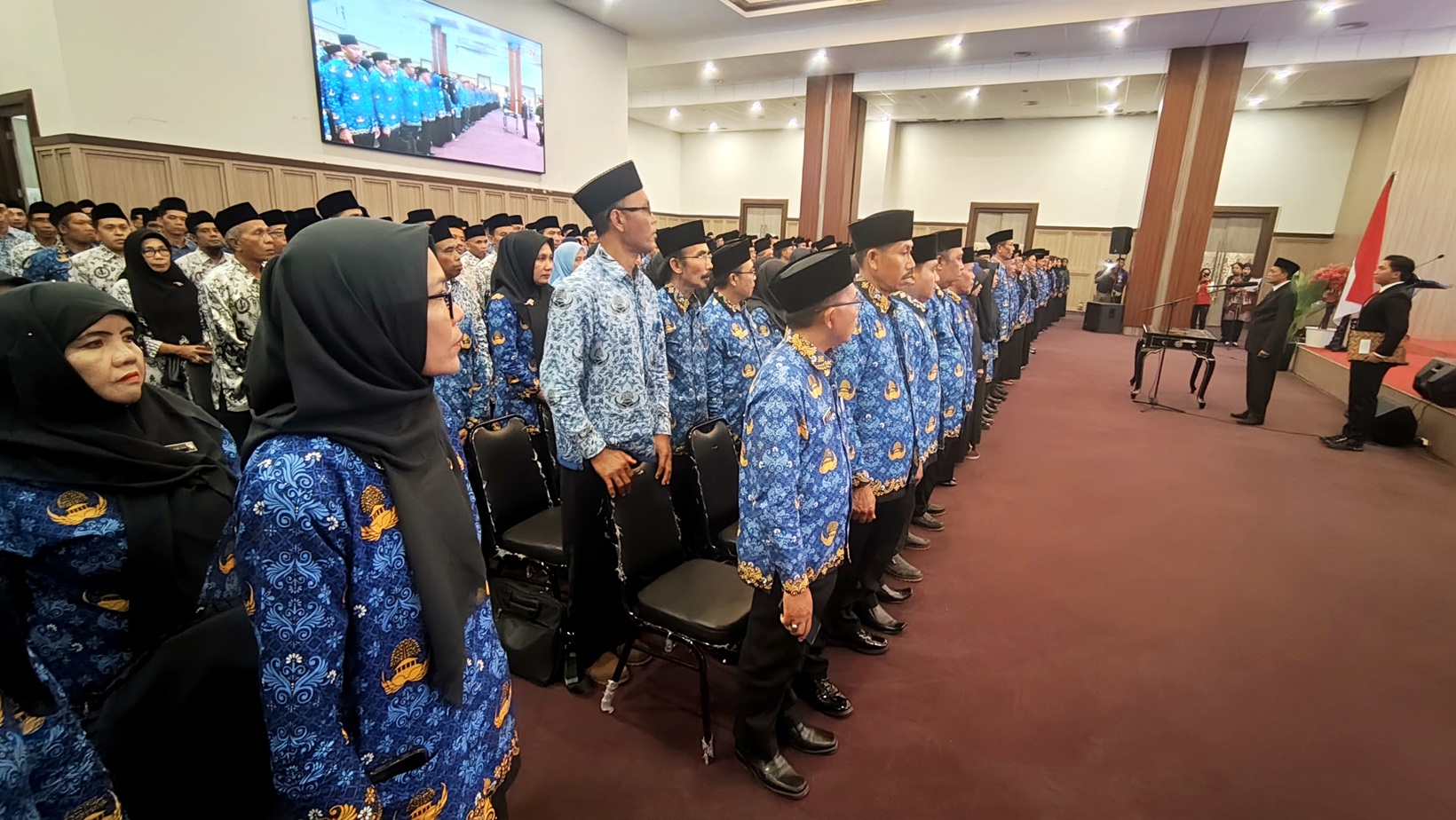 Bupati Lombok Tengah Lalu Pathul Bahri (dua kanan) saat mengambil sumpah jabatan terhadap 446 Kepala Sekolah dari tingkat TK, SD dan SMP di ballroom kantor bupati, Jumat (30/1).&nbsp;