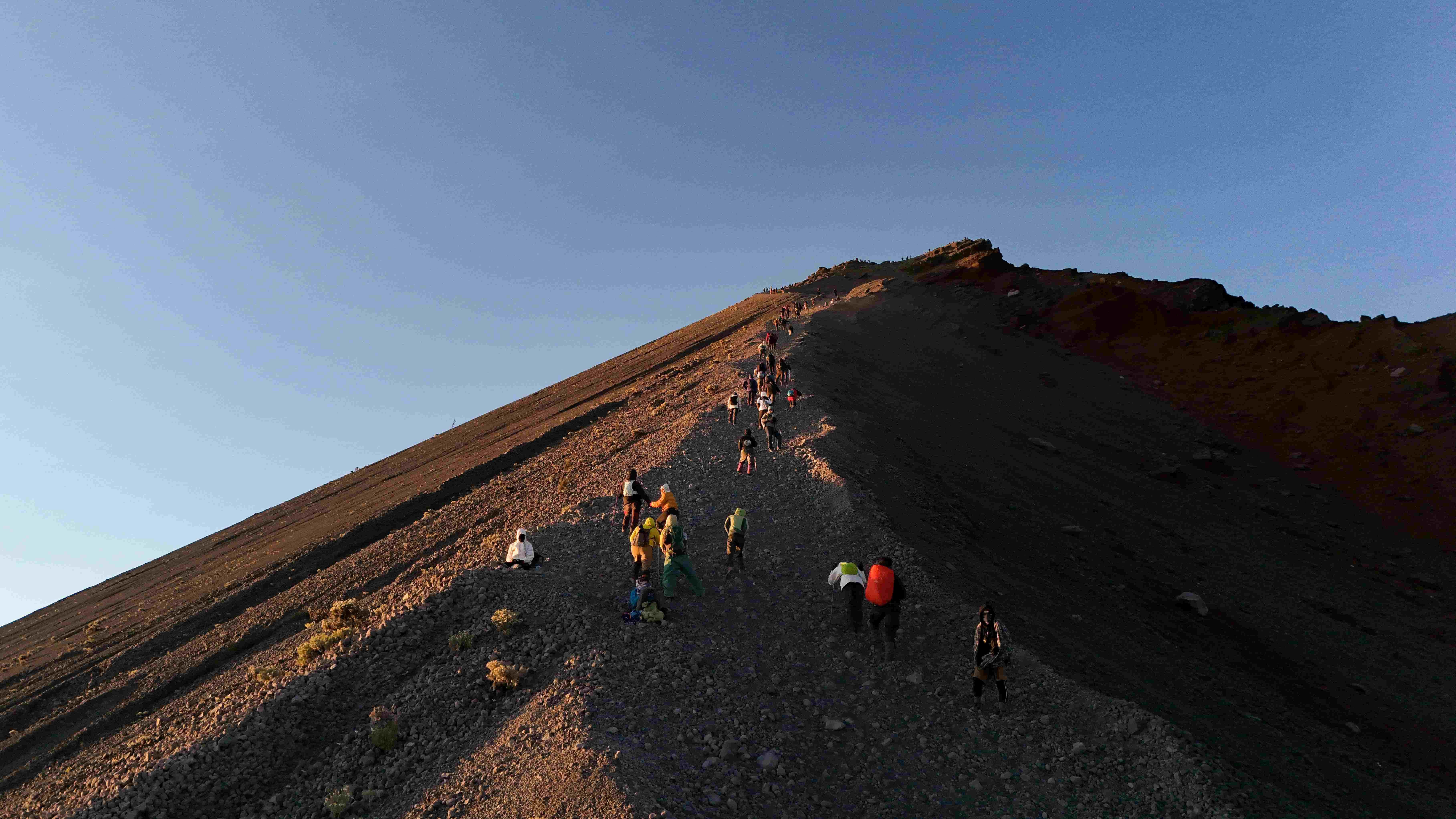 DESTINASI UNGGULAN: Sejumlah pendaki dengan penuh semangat menaklukan puncak Rinjani, beberapa waktu lalu.