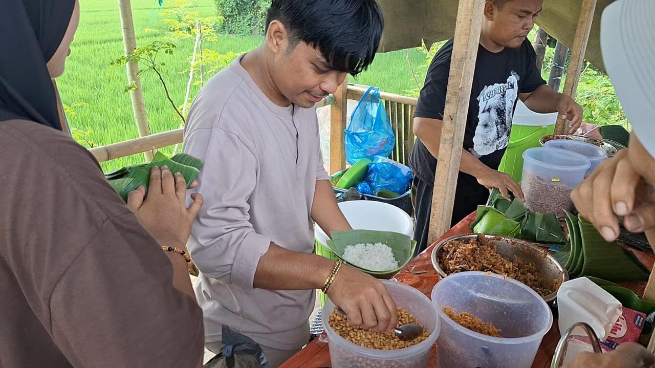 VIRAL: Nasi Puyung viral porsi jumbo seharga Rp 10 ribu di lapak pinggir jalan raya Lembar, Lombok Barat, belum lama ini.