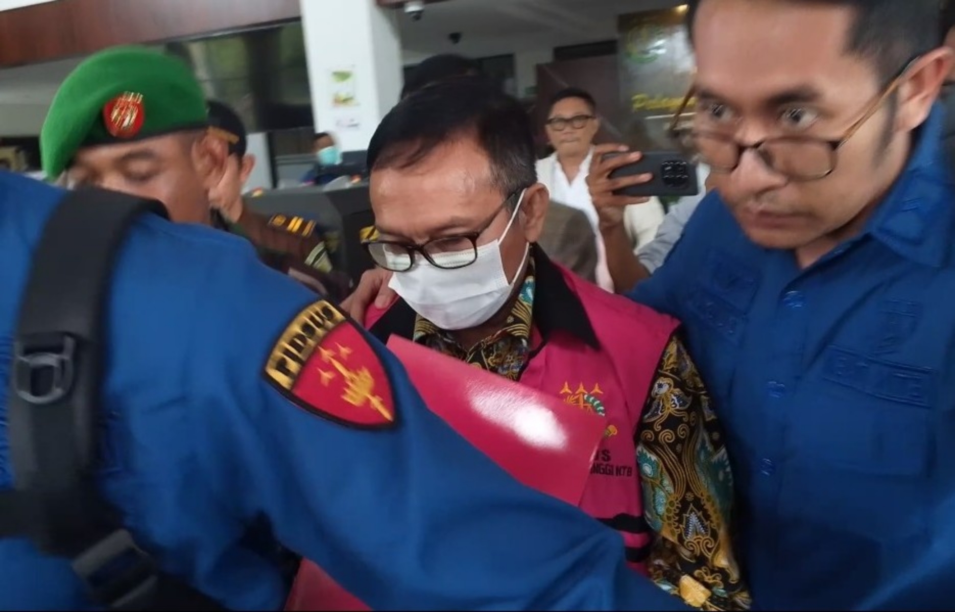 DITAHAN: Tersangka tambahan korupsi pengadaan lahan MXGP di Samota, Sumbawa, Pung Saifullah Zulkarnain dikawal jaksa saat hendak naik ke mobil tahanan Kejati NTB, Kamis (29/1).