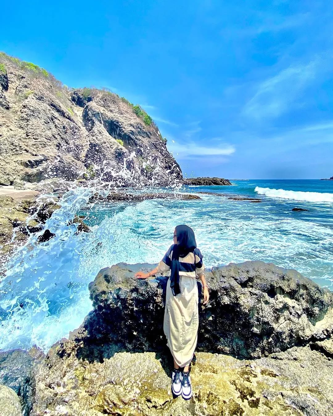 MEMUKAU: Salah satu destinasi wisata memukau bernama Pantai Tanawu di Desa Lere, Kecamatan Parado, Bima.