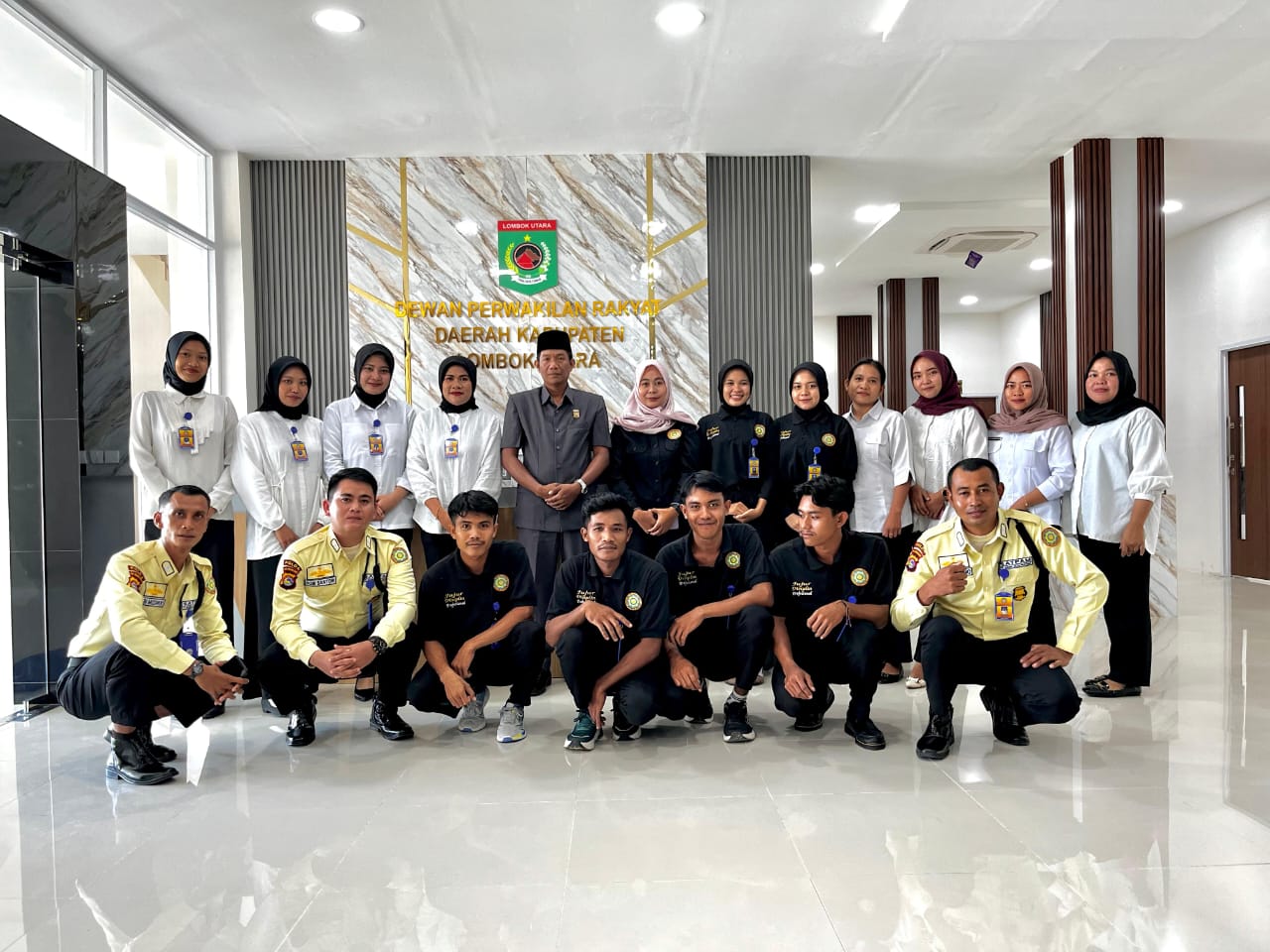 LEBIH REPRESENTATIF: Wakil Ketua DPRD KLU Hakamah (lima dari kiri) foto bersama para staf dan security