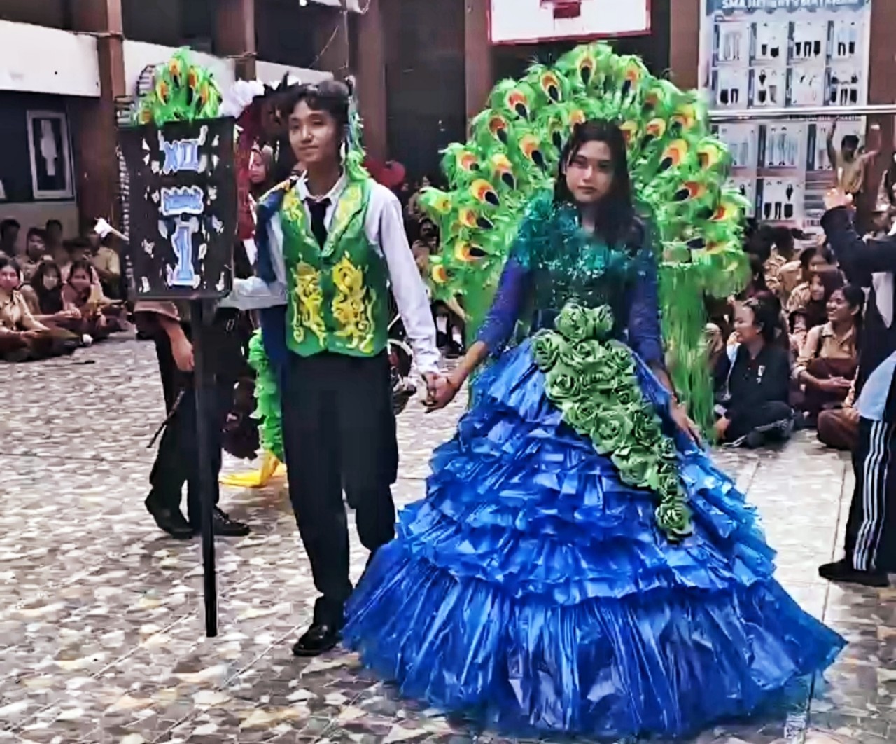 Fashion Show Baju Zerowaste hasil karya siswa SMAN 9 Mataram.