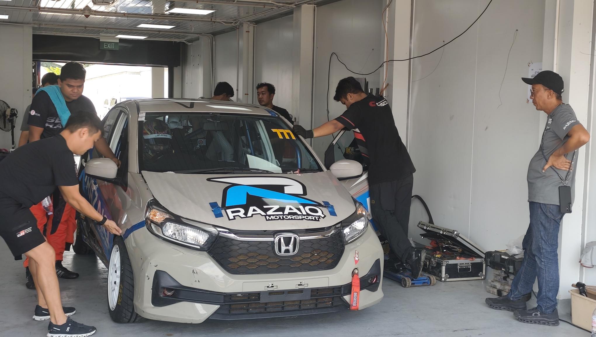 BALAP KETAHANAN: Sejumlah tim pembalap dan mekanik persiapkan mobil balap mereka yang akan mengaspal di ajang Pertamina 6 Hours Endurance di Sirkuit Internasional Mandalika, Sabtu (31/1).