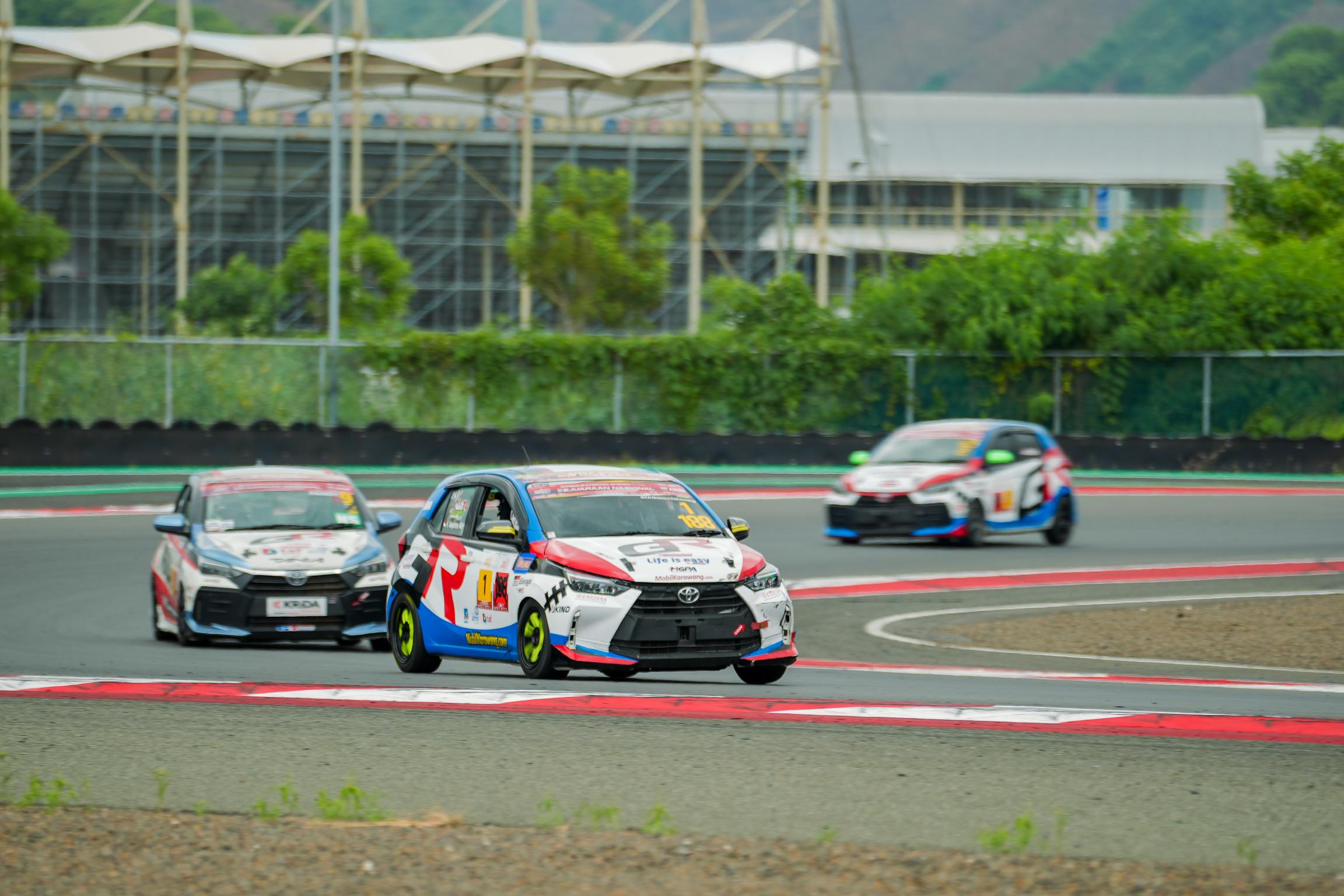 Deru mesin dan kepulan asap ban bersiap menyelimuti sirkuit dalam ajang balap ketahanan bergengsi, Pertamina 6 Hours Endurance.