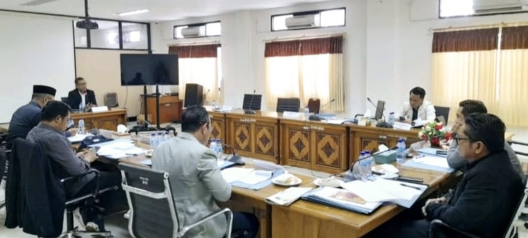 Komisi I DPRD NTB saat melakukan uji kelayakan dan kepatutan terhadap calon anggota Komisi Informasi (KI) Provinsi NTB, Selasa lalu (27/1). DPRD menetapkan 5 anggota terpilih berdasarkan kualifikasi.
