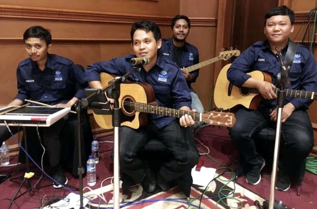 Pegawai PPPK paro waktu Pemprov NTB Lalu Edi Setiawan (dua dari kiri) bersama grup musik bentukannya saat tampil mengisi acara beberapa waktu lalu.
