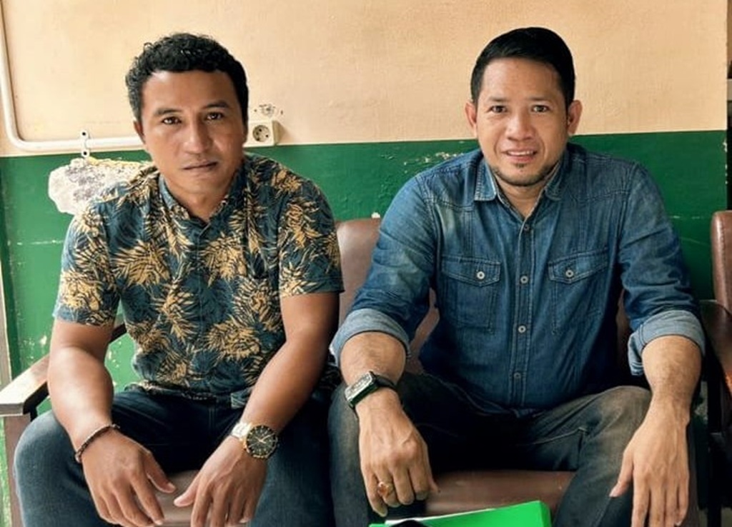 DESAK POLDA NTB: Pengacara Syahrul Ramadhan, Ma&rsquo;ruf Julkifli (kanan) mendesak Polda NTB menuntas kasus penipuan dan penggelapan yang melibatkan oknum polisi, Jumat (30/1).
