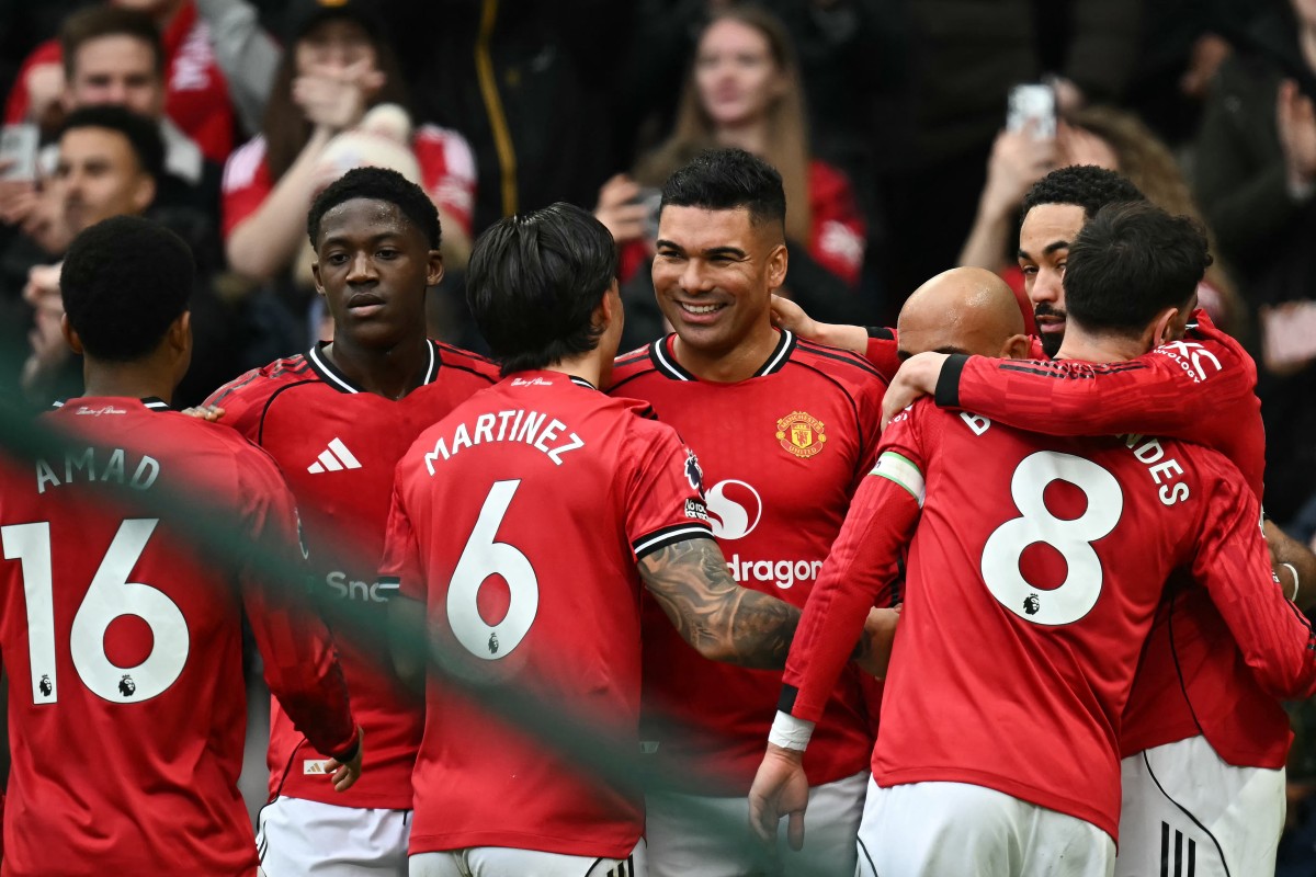 Casemiro (tengah) merayakan gol pembuka timnya bersama rekan setimnya dalam laga kontra Fulham di Old Trafford, Manchester,  pada 1 Februari 2026. (Foto: Paul ELLIS / AFP)
