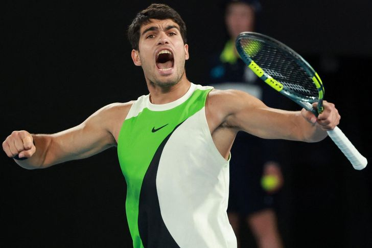 Aksi Carlos Alcaraz usai sebuah poin saat menghadapi Novak Djokovic dalam final tunggal putra Australian Open di Melbourne, Australia, Minggu (1/2). (Foto: AFP&ndash;Yonhap)