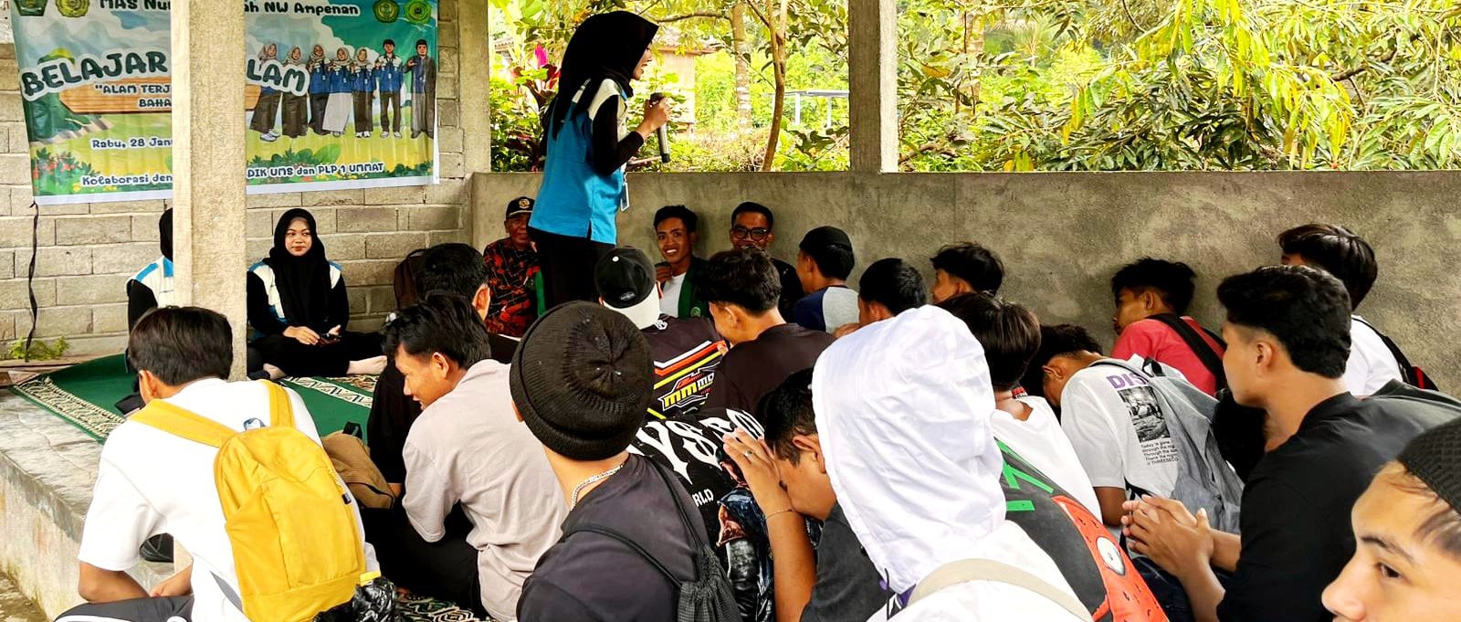 Siswa MA Nurul Jannah NWDI Ampenan melaksanakan program Belajar di Alam (BDA) di kawasan pemandian Aik Ranget, Desa Sesaot, Lombok Barat. Belajar di alam, siswa MA Nurul Jannah tanamkan cinta lingkung
