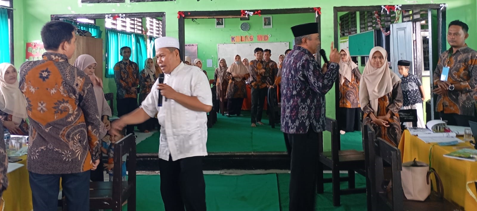 Guru MIN 2 Mataram melaksanakan pelatihan KBC dan Ekoteologi di madrasah setempat, Sabtu (31/1). Guru MIN 2 Mataram diperkuat KBC dan Ekoteologi, bentuk karakter humanis siswa.