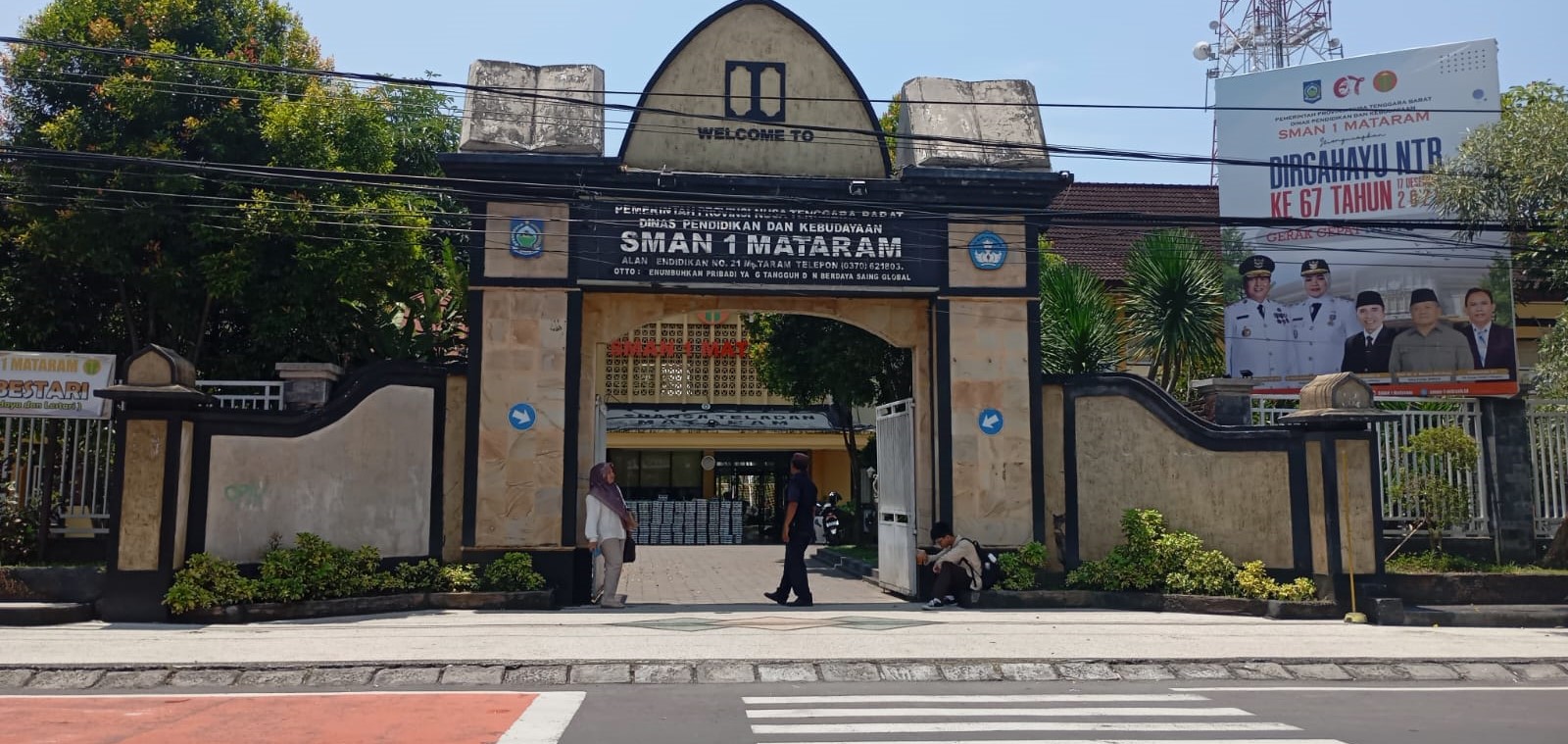 Seorang siswa SMAN 1 Mataram menunggu jemputan saat pulang sekolah, Jumat (30/1). Perda BPP NTB jadi harapan baru, sekolah dorong skema llaster biaya.