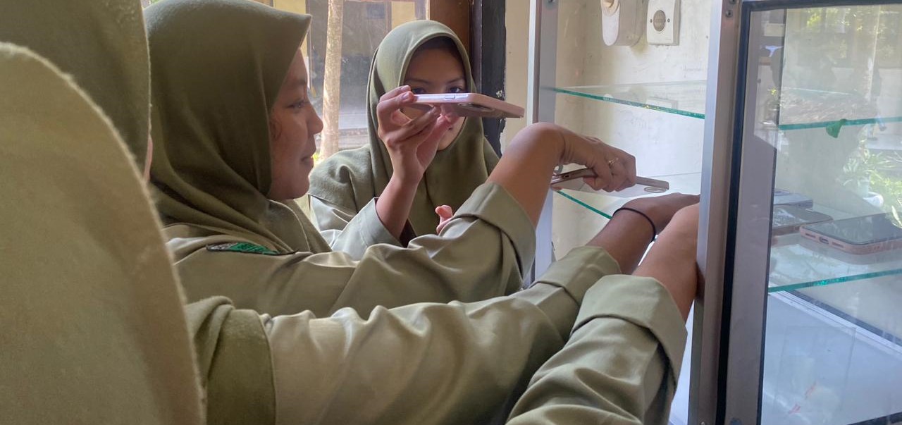 Siswa SMAN 3 Mataram tertib menaruh HP di loker kelas yang tersedia. Batasi HP di sekolah, SMAN 3 Mataram siapkan loker dan sanksi tegas.