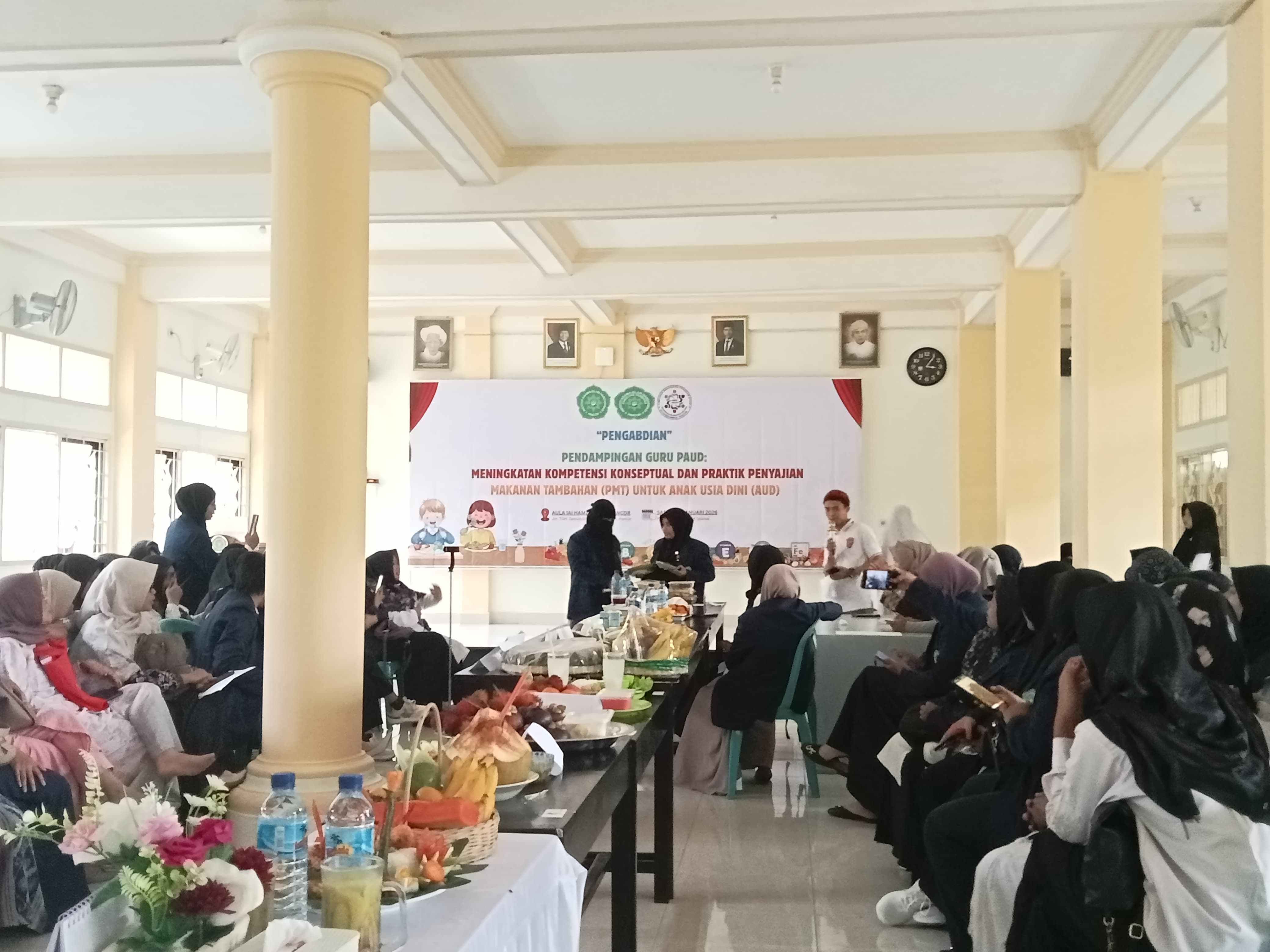 Prodi PIAUD saat melakukan praktek penyajian makanan tambahan untuk anak usia dini 