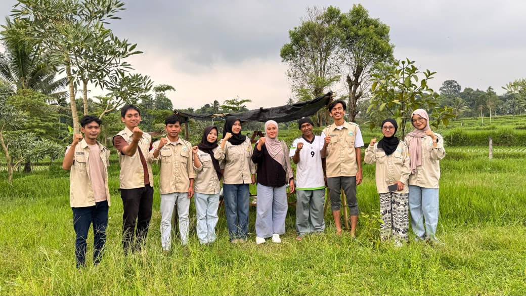 Penyerahan instalasi hidroponik DFT oleh KKN PMD Unram kepada pengelola BUMDES Kolam Renang Asri Desa Keru.