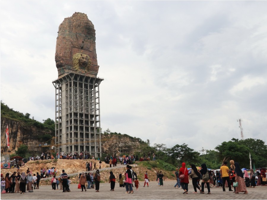 DARI BERBAGAI DAERAH: Ratusan pengunjung memadati Monumen Reog dan Museum Peradaban di Desa/Kecamatan Sampung, Ponorogo, Minggu (11/1).