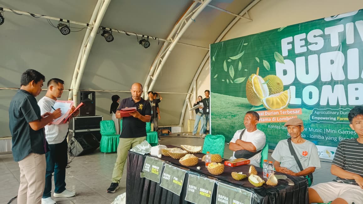 Kadis Pariwisata Cahya Samudra dan Kasi Intel Kajari Mataram Harun Al Rasyid jadi juri dalam Festival Durian Loang Baloq