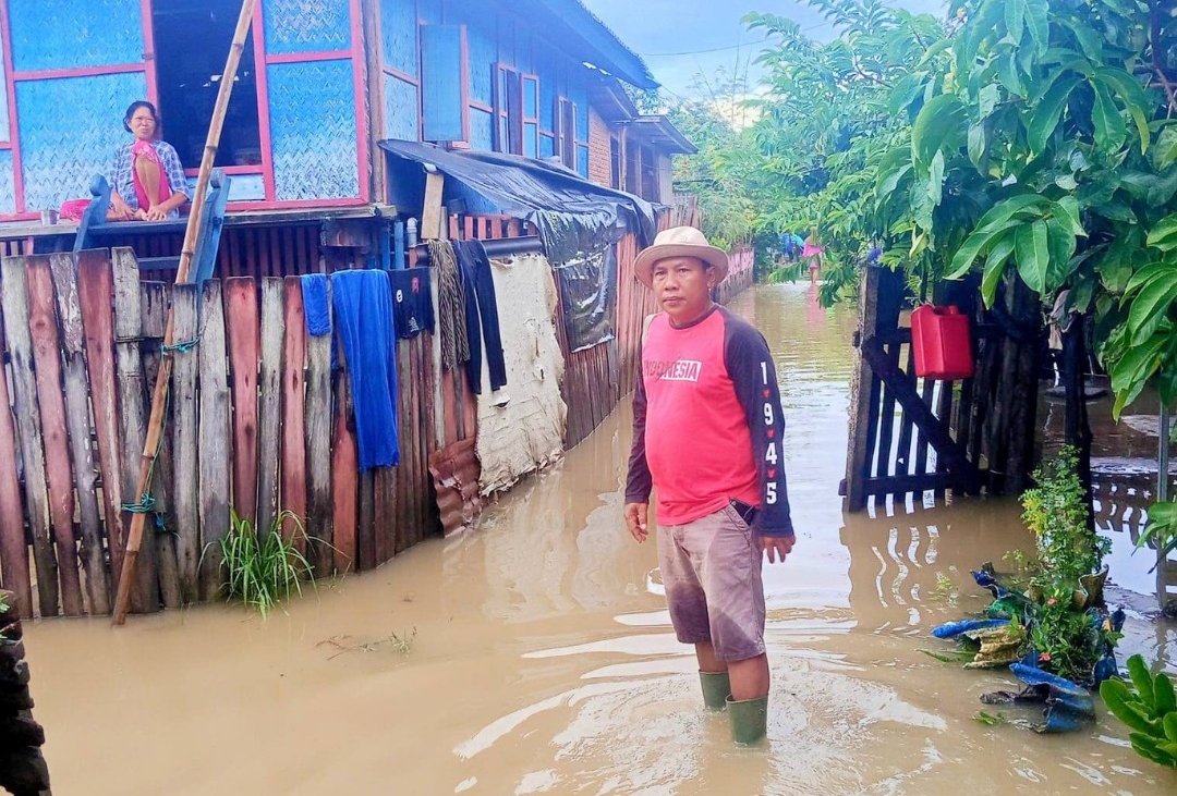 Hujan deras mengakibatkan rumah warga tergenang banjir di salah satu desa, di Kabupaten Sumbawa, pada Sabtu (31/1).