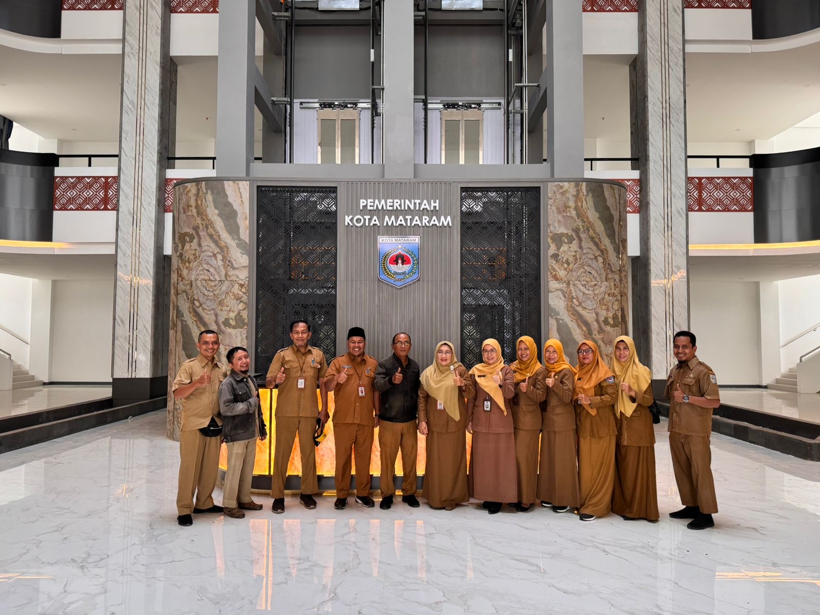 jajaran Dinas Kominfo Kota Mataram usai survei lokasi di Gedung Kantor Baru Wali Kota Mataram.