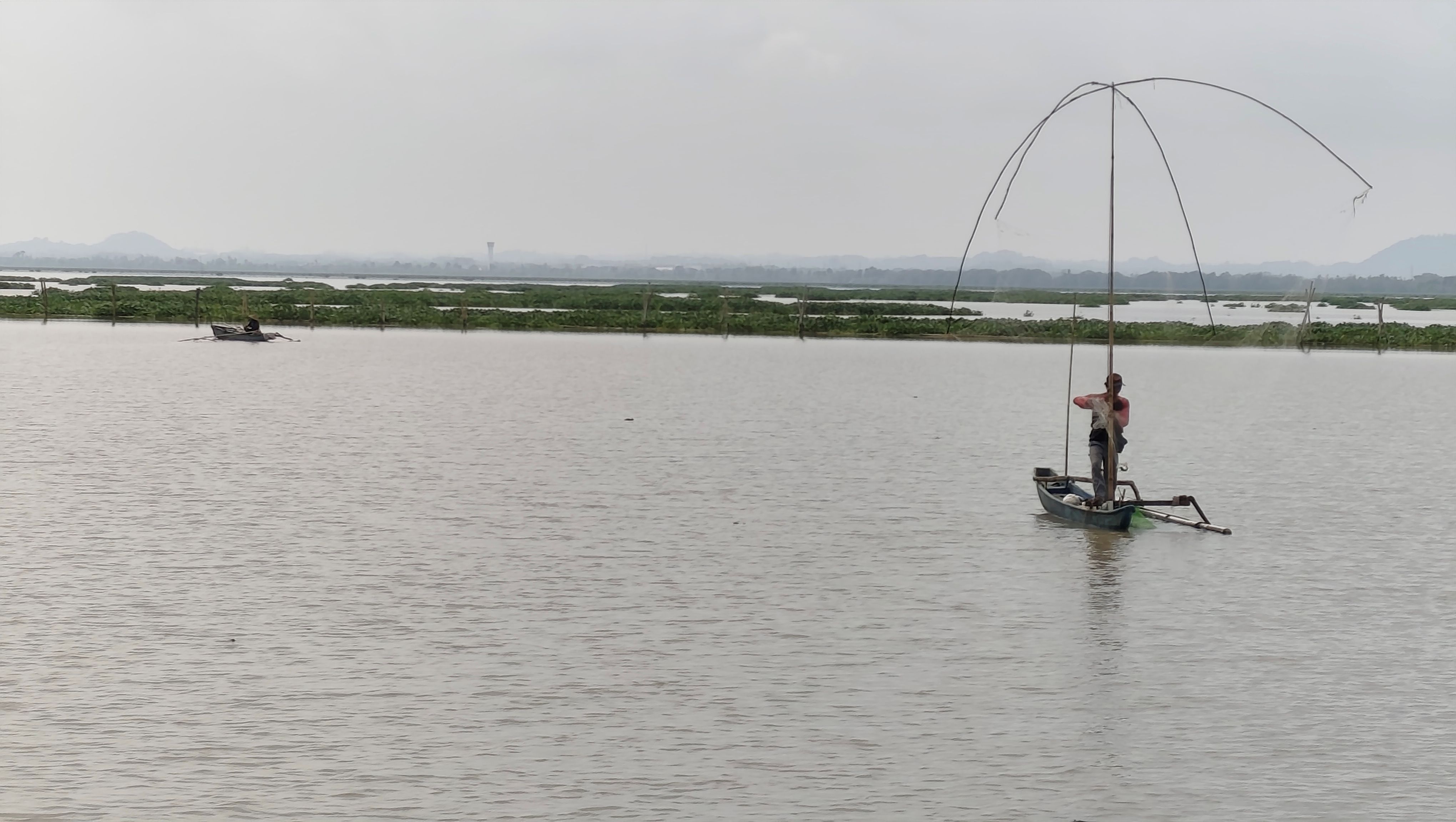 Sejumlah nelayan sedang menangkap ikan di tengah perairan Bendungan Batujai, Perapen, Praya, Lombok Tengah, Minggu (1/2).