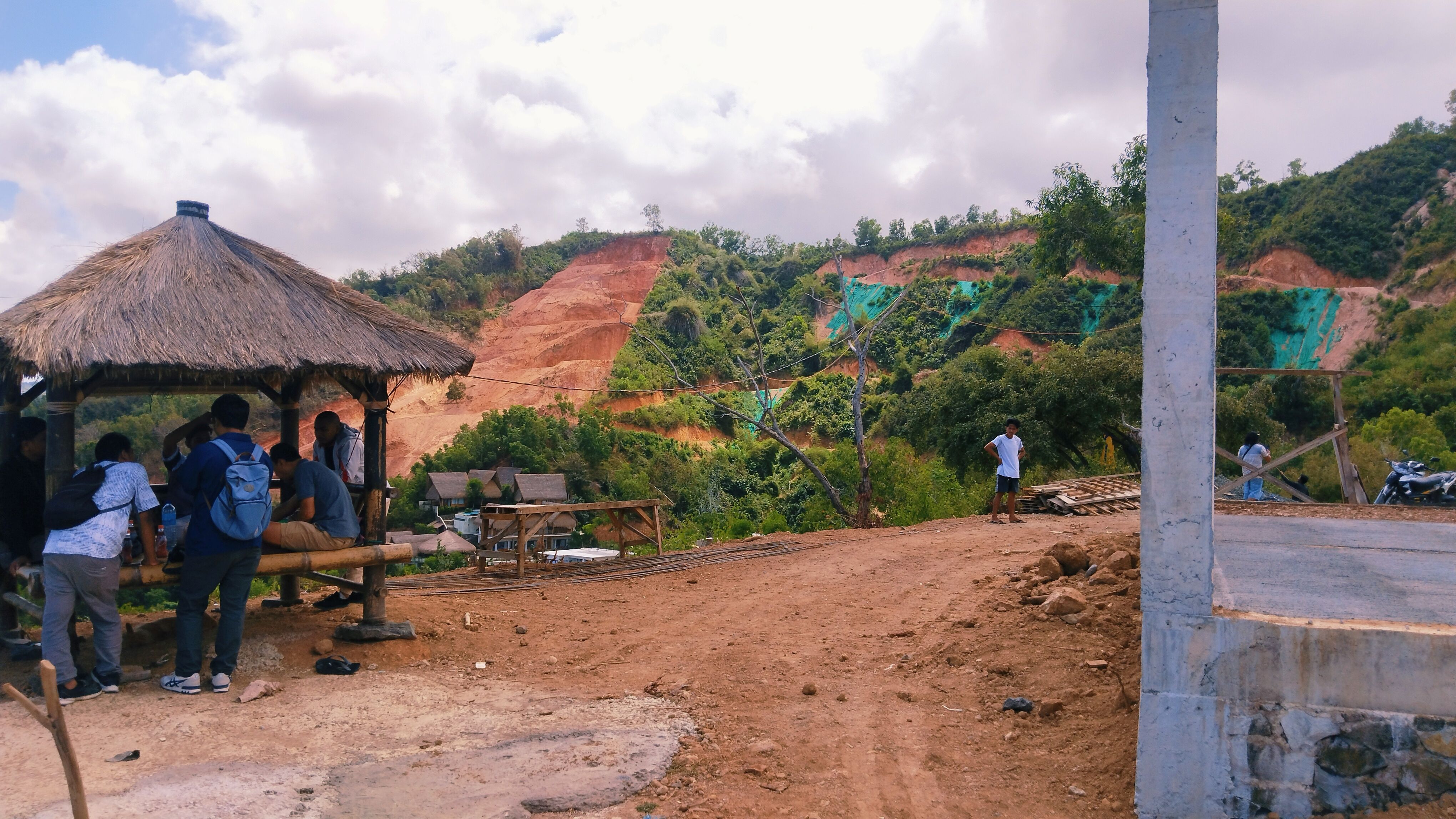 Sejumlah wartawan saat berbincang dengan investor lokal yang hendak membangun restoran di perbukitan sekitar KEK Mandalika, Lombok Tengah, beberapa waktu lalu.