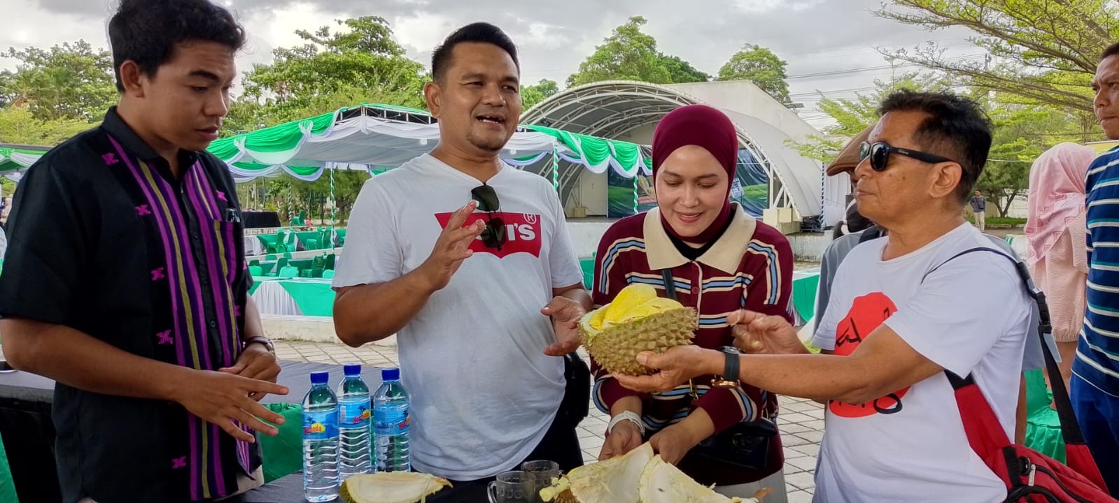 Kadispar Kota Mataram Cahya Samudra dan Waka Komisi 2 DPRD Kota Mataram Siti Fitriani Bakhreisyi di acara Festival Durian Loang Baloq.