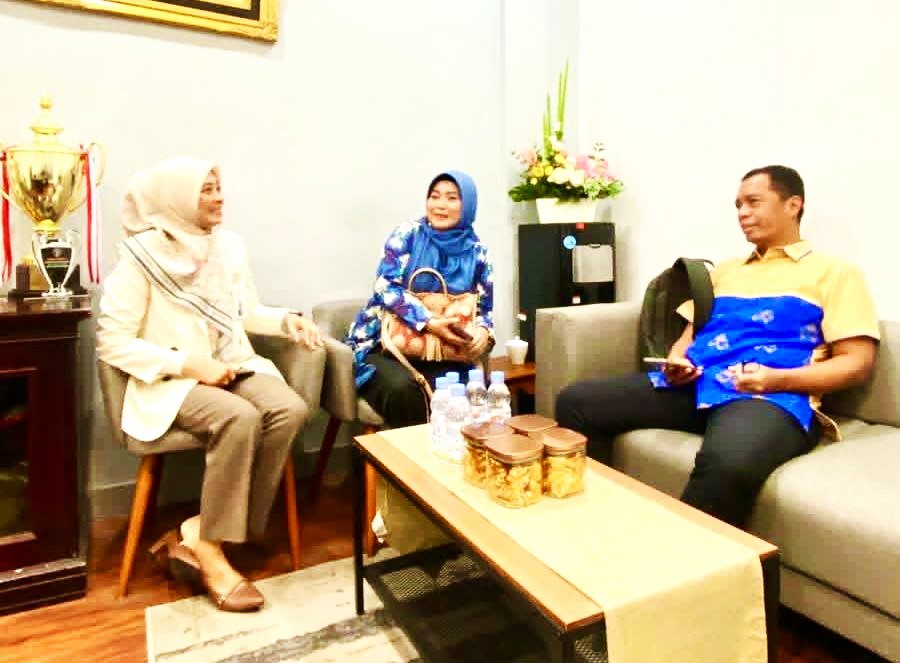 BERKUNJUNG: Kepala DKUKM NTB Ahmad Wirawan (kanan) berkunjung ke kantor Bank BSI di Mataram, baru-baru ini.