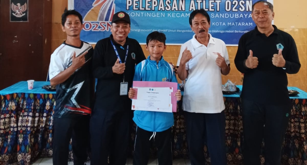 Siswa SDN 30 Cakranegara Leo Islaminardi (tengah) meraih juara 3 cabang Karate Putra O2SN jenjang SD/MI tingkat Kota Mataram.