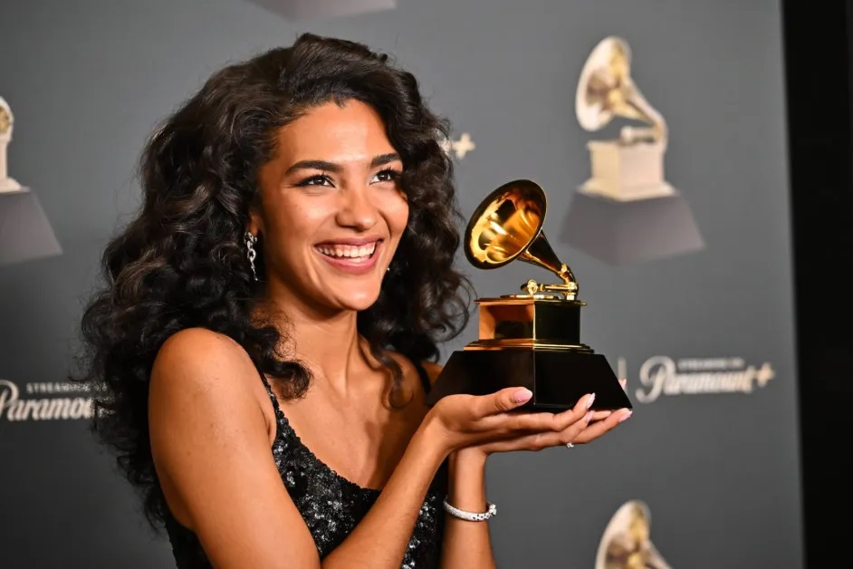 Olivia Dean tampil sebagai sorotan utama setelah menyabet penghargaan Best New Artist, menjadikannya musisi Inggris pertama yang menang di kategori ini sejak Dua Lipa pada 2019.