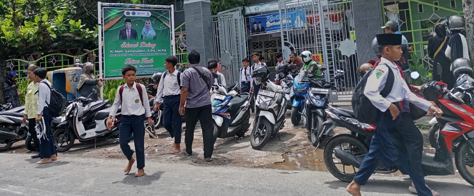 Siswa MTsN 1 Mataram saat pulang sekolah, belum lama ini. Lima Hari Sekolah Madrasah diawasi, Kemenag Mataram mulai monitoring.