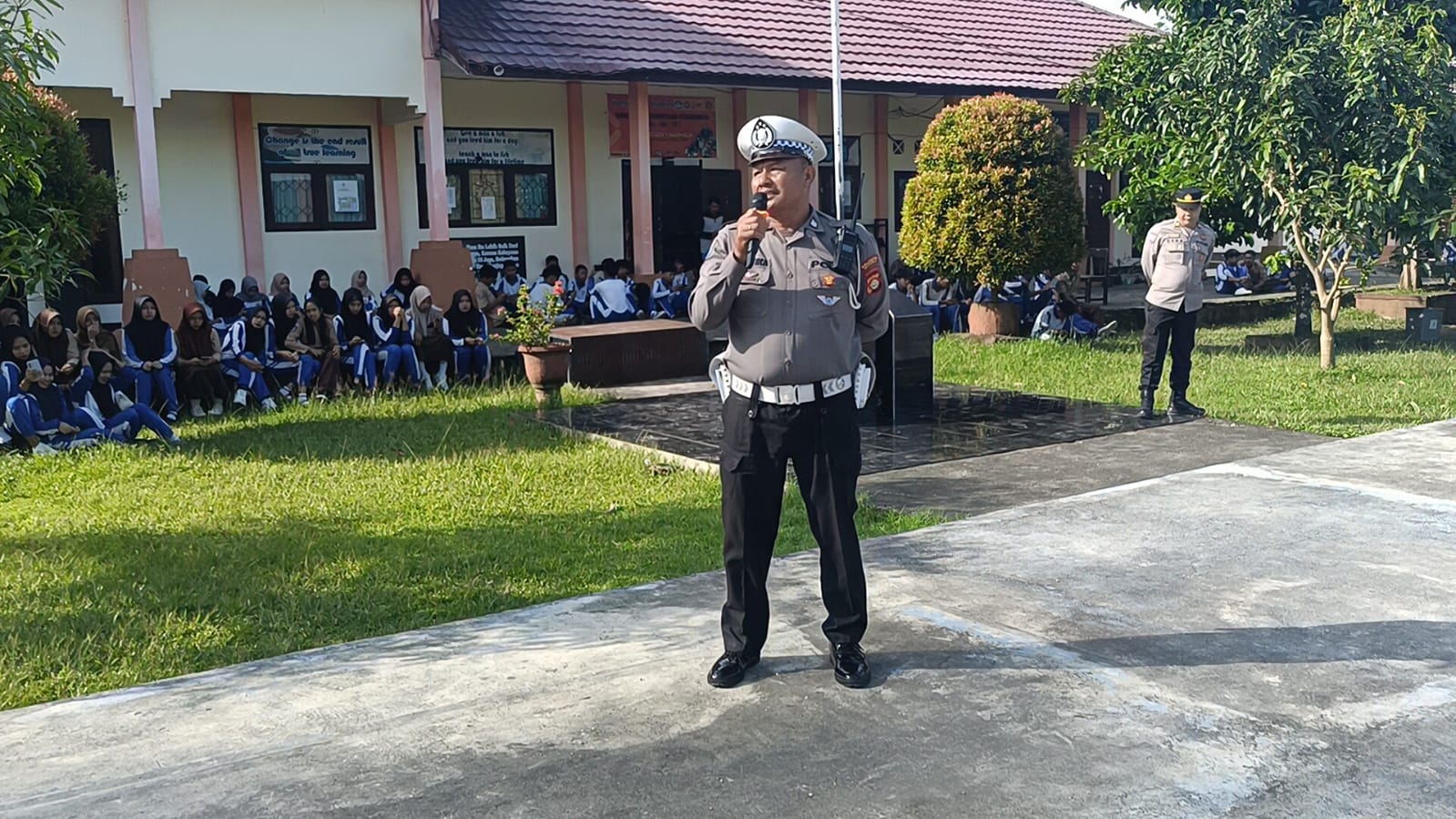 BERIKAN EDUKASI: Anggota Satlantas Polresta Mataram memberikan edukasi lalu lintas di SMKN 1 Narmada, beberapa waktu lalu.