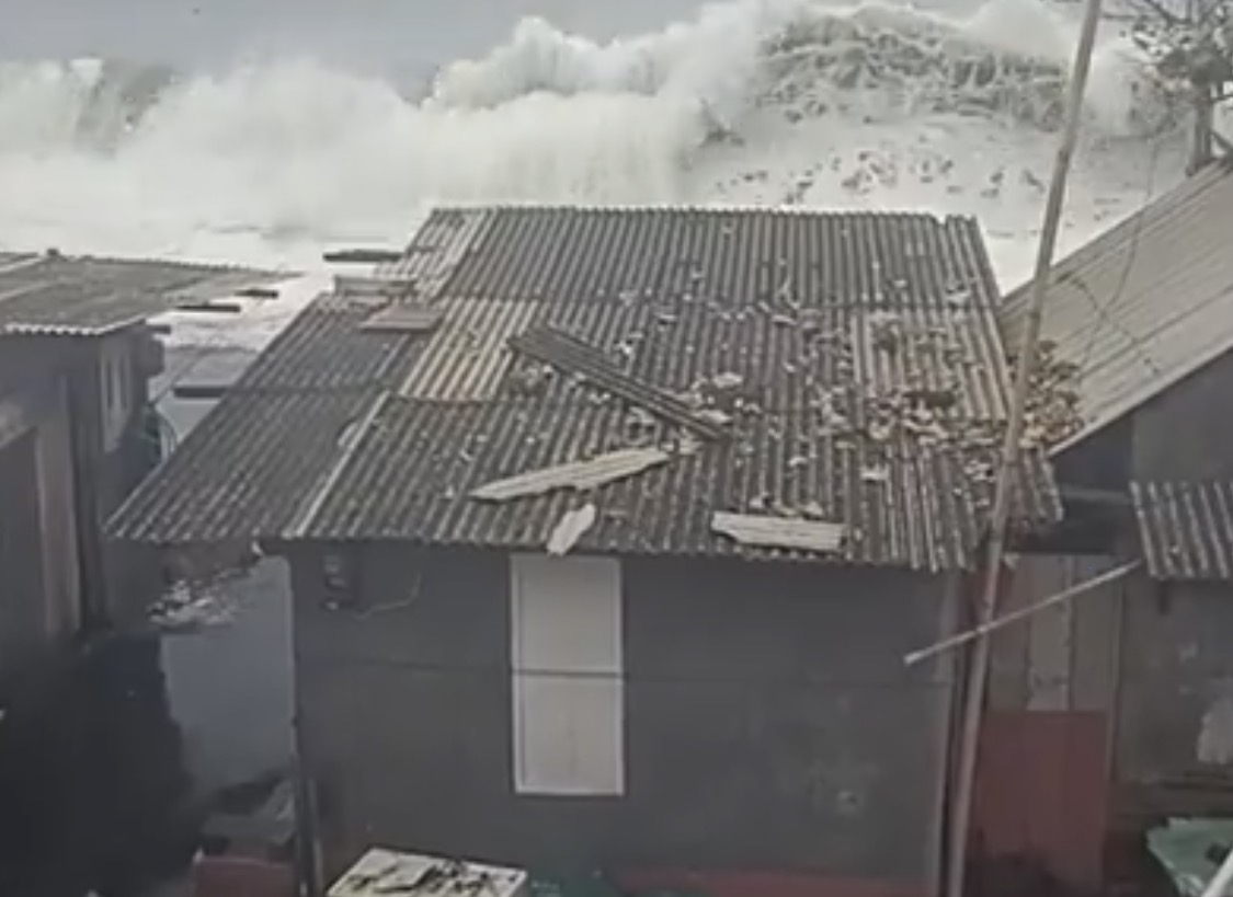 Tangkapan layar video amatir warga yang merekam momen gelombang tinggi hantam pemukiman warga di Pondok Perasi, Rabu (28/1).