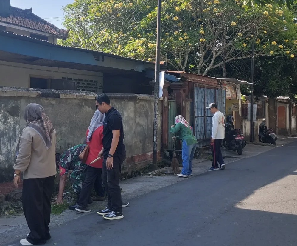 Aparatur Kelurahan Monjok Timur dan aparat keamanan membersihkan saluran dari rumput liar, beberapa waktu lalu.