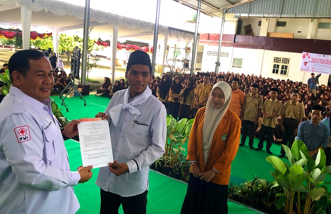 RESMI DILANTIK: Ketua PMI Lombok Barat Haris Karnaen saat melantik pengurus PMR dan KSR Ponpes Islahuddiny Kediri, Sabtu (31/1).