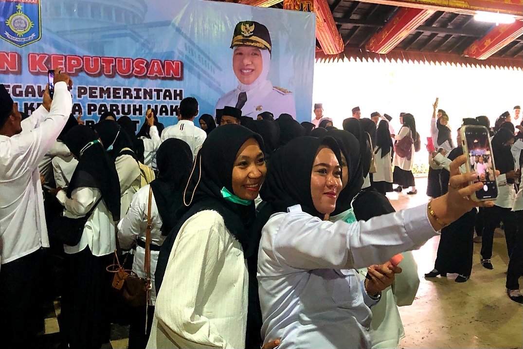 DAPAT KEPASTIAN: Sejumlah PPPK Paro Waktu saat menerima SK pekan lalu.