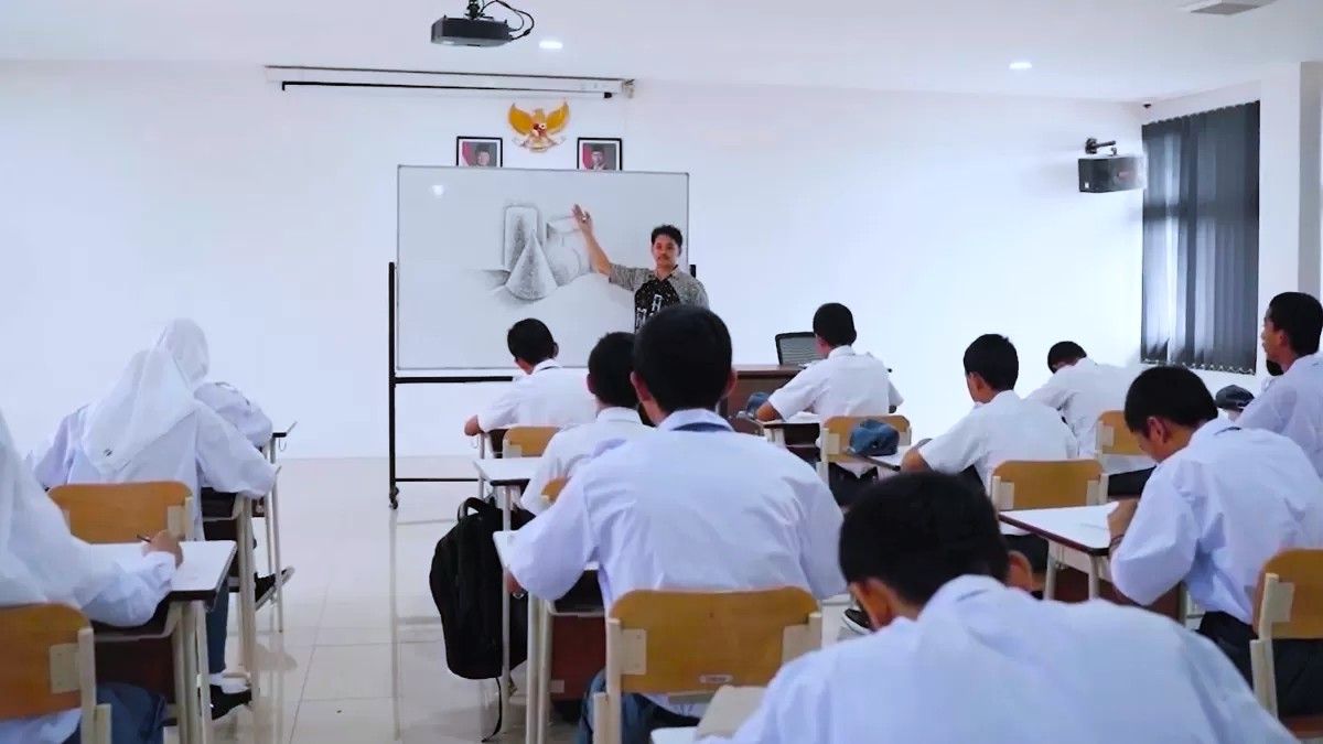 Ilustrasi guru penerima TPG yang tengah mengajar di kelas.