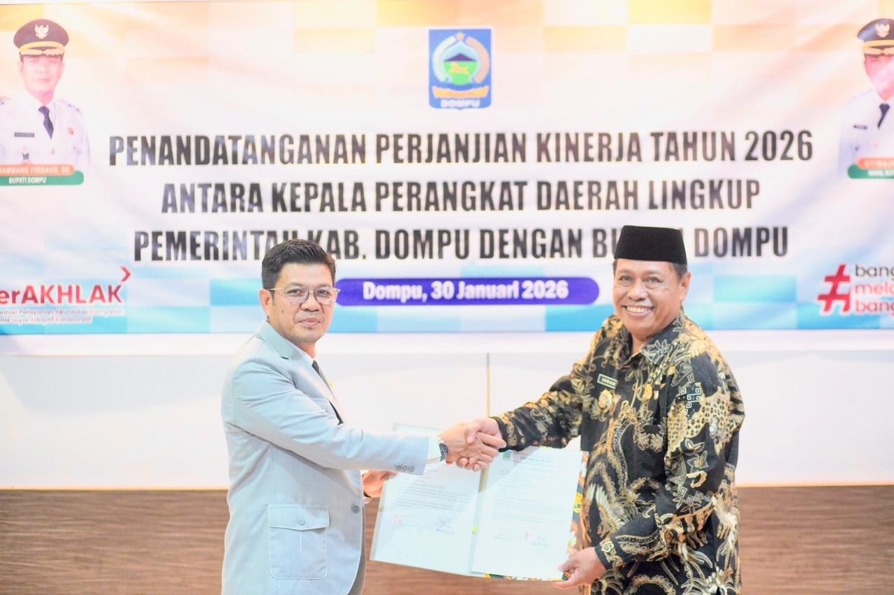 Bupati Dompu Bambang Firdaus bersama Camat Hu