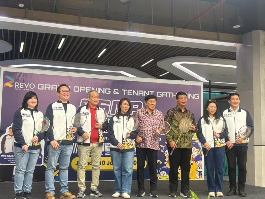 DIDIK KARAKTER: Alan Budikusuma Susy Susanti (kanan-dua dari kanan) dan Widyana Susanty (kiri) dalam launching Asna Academy di Kota Bekasi, Jumat (30/1).